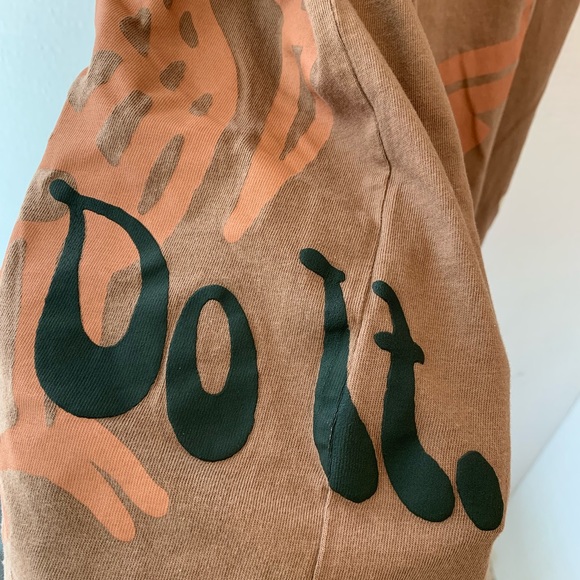 NIKE Men’s Max 90 Vibe T-shirt Brown - Picture 3 of 5